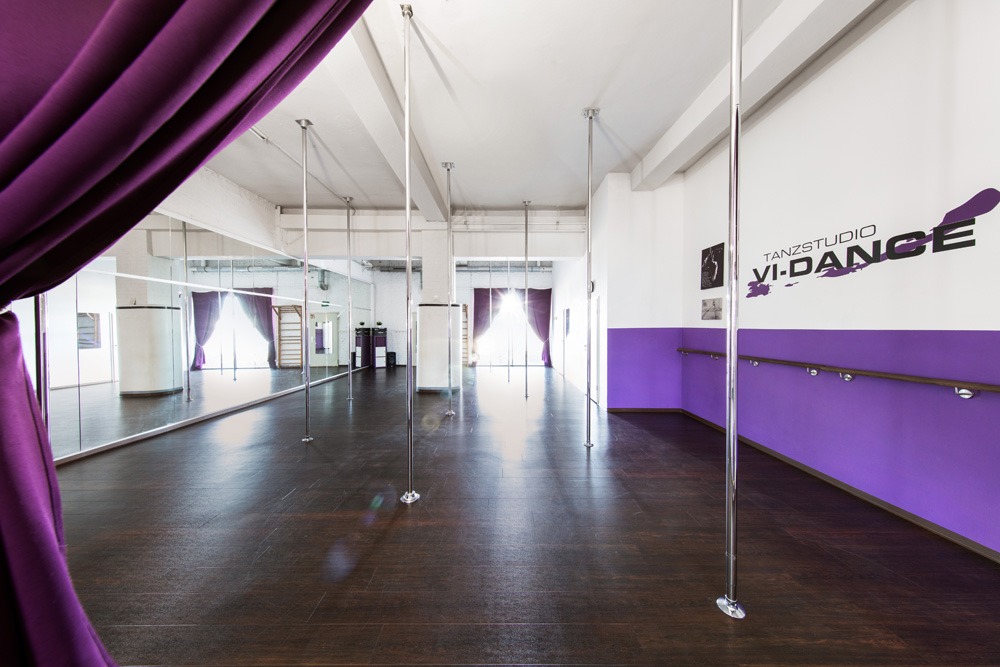 Raum 1 des Tanzstudio VI-Dance M&uuml;nster mit Trainingsfl&auml;che f&uuml;r Poledance uns Luftakrobatik